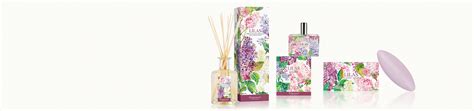 Fresh and flowery eau de toilette, diffuser & soap .